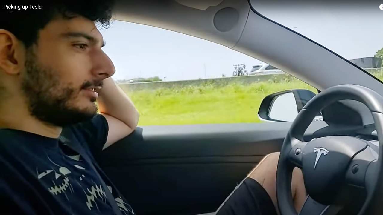 "Ice Poseidon", a bordo della sua nuova Tesla